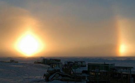 FALSOS SOLES  NOS ILUMINAN