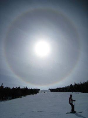 FALSOS SOLES NOS ILUMINAN FALSOS SOLES NOS ILUMINAN