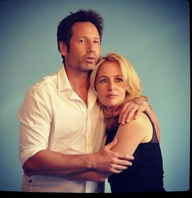 Gillian y David The X Files abrazo