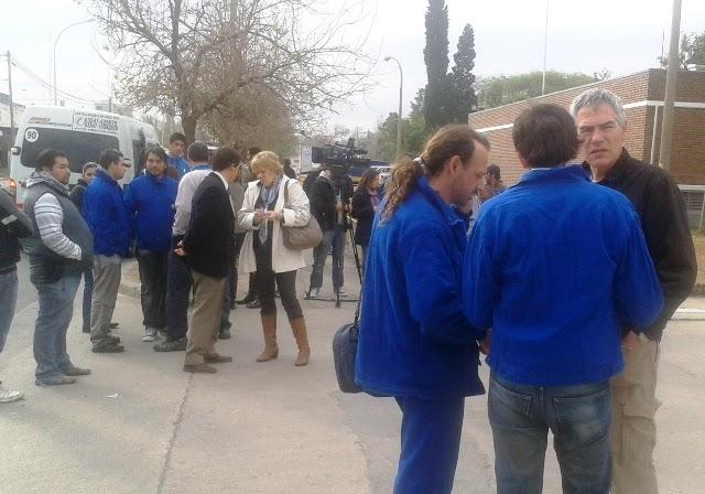 Los candidatos del Frente de Izquierda con los obreros despedidos de VW