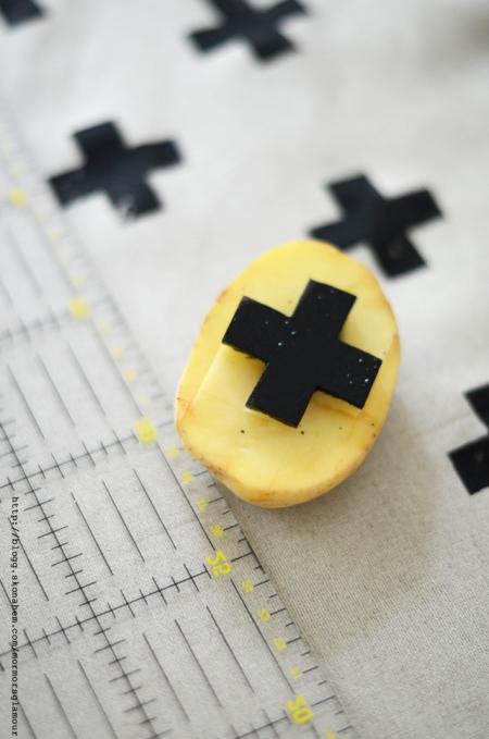 tinta para tejidos decoración manualidades deco hacer cojines en casa estampar cojines en casa con patata DIY   Cojín estampado con una patata decoración bricolaje inspiración textiles blog interiores y decoración nórdico 