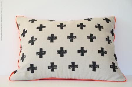 tinta para tejidos decoración manualidades deco hacer cojines en casa estampar cojines en casa con patata DIY   Cojín estampado con una patata decoración bricolaje inspiración textiles blog interiores y decoración nórdico 