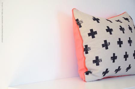 tinta para tejidos decoración manualidades deco hacer cojines en casa estampar cojines en casa con patata DIY   Cojín estampado con una patata decoración bricolaje inspiración textiles blog interiores y decoración nórdico 