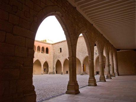 patio de armas del castillo de mora de rubielos