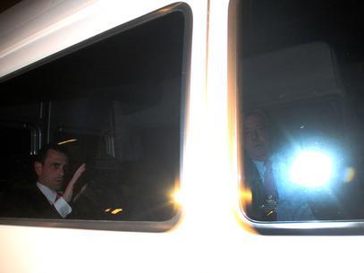 Capriles a bordo del vehículo que lo trasladó a la cena con Piñera. Foto: UPI