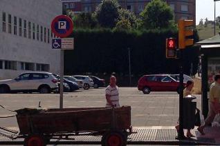 Un carro en la plaza de minusválidos del centro de El Llano 