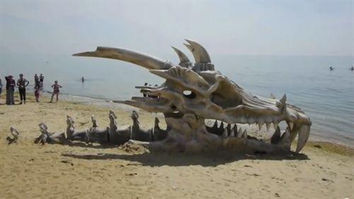 Impresionante Promoción de 'Juego de Tronos' : Un cráneo de dragón aparece en una playa de Reino Unido !!!