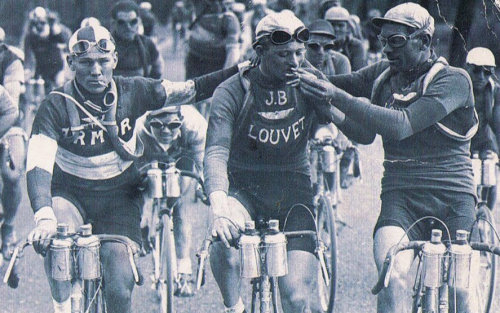 Ciclistas fumando en el Tour de Francia, años 20