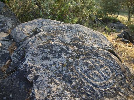 Gran Rueda representada con dos signos del sistema de Escritura Lineal Atlántica (ELA): O (R) y + (T) conformando un anagrama simbólico de una 'rueda' que en protoindoeuropeo se escribía justamente con esas dos consonantes RT (*Rot-). Petroglifos de Los Aulagares, Zalamea la real, Huelva. Foto: http://static.panoramio.com/photos/original/72971619.jpg