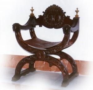 Jamuga tallada en madera de cedro y cuero bruñido