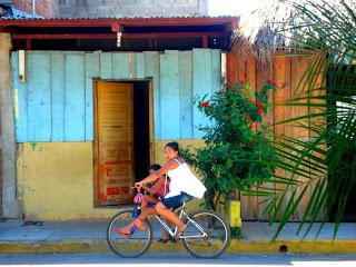 San Juan del Sur (Nicaragua) - Surfeando en el pueblo de colores