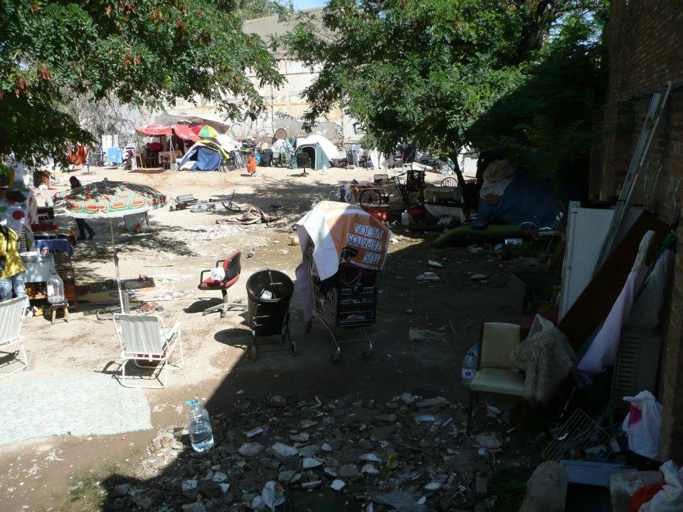 BARCELONA...LA CRISIS ... NO TIENE PIEDAD CON ESTAS PERSONAS...LA BORDETA, CARRER PARCERISAS...21-07-2013...