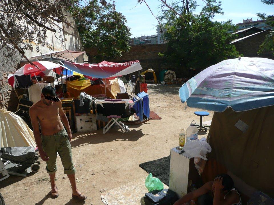 BARCELONA...LA CRISIS ... NO TIENE PIEDAD CON ESTAS PERSONAS...LA BORDETA, CARRER PARCERISAS...21-07-2013...