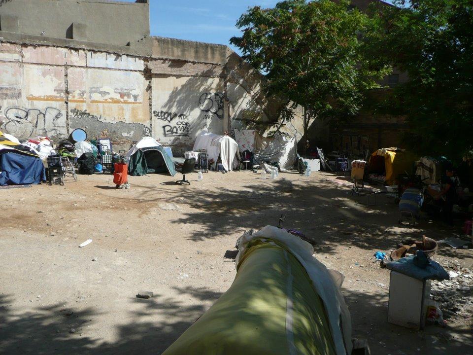 BARCELONA...LA CRISIS ... NO TIENE PIEDAD CON ESTAS PERSONAS...LA BORDETA, CARRER PARCERISAS...21-07-2013...