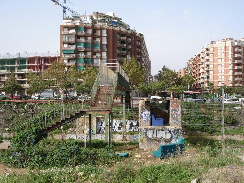 BARCELONA...LA CRISIS ... NO TIENE PIEDAD CON ESTAS PERSONAS...LA BORDETA, CARRER PARCERISAS...21-07-2013...