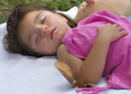 Es recomendable que los niños duerman la siesta en verano descanso infantil