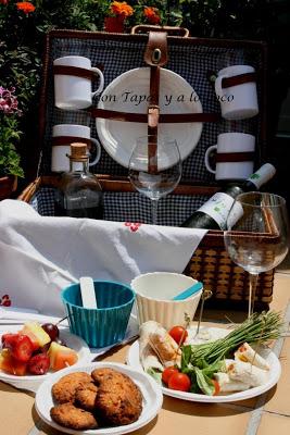 Galletas saladas de tomate y pesto.  Emparedados enrollados variados
