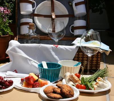 Galletas saladas de tomate y pesto.  Emparedados enrollados variados
