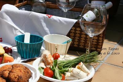 Galletas saladas de tomate y pesto.  Emparedados enrollados variados