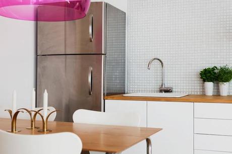 Lampara fucsia en la cocina