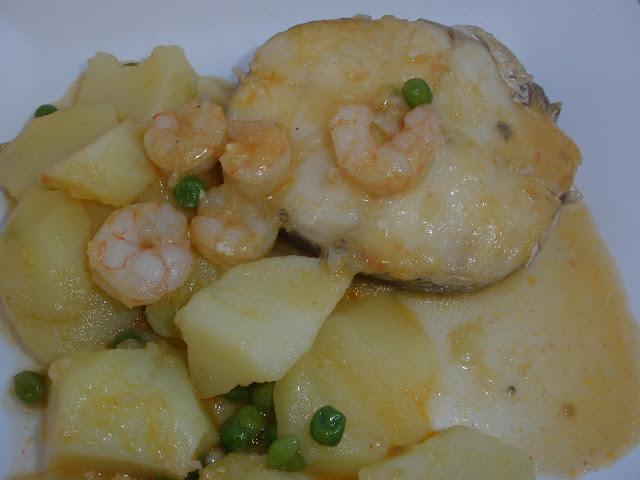 MERLUZA GUISADA CON PATATAS, GUISANTE Y GAMBAS.