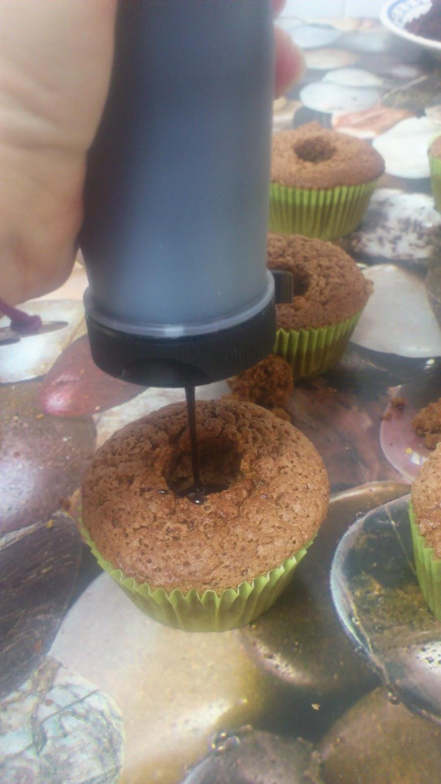 Como rellenar cupcakes de chocolate.