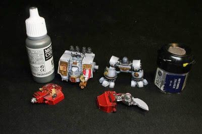 Acero Engrasado de Vallejo Model Color y Mithril Silver de Games Workshop para las luces del Dreadnought