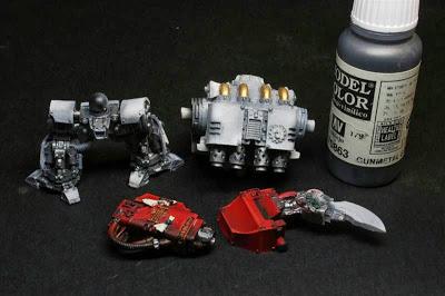 Gunmetal Grey de Vallejo Model Color el cañón, el brazo izquierdo y las patas del Dreadnought