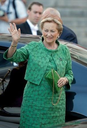 Paola, Matilde y Claire de Bélgica eligen a Natan para la Abdicación