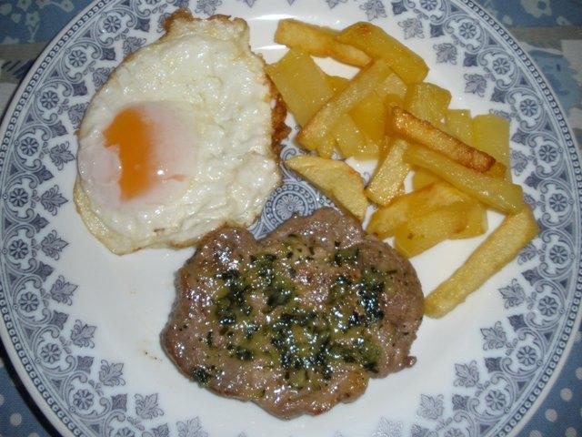 Patatas Fritas con Magro de Cerdo y Picada de Ajo y Perejil