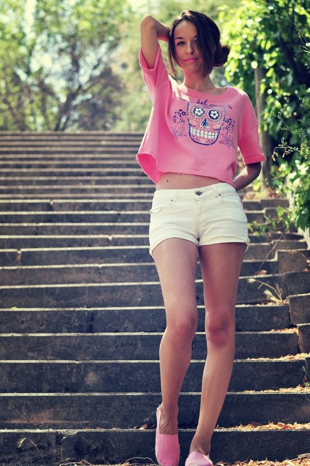 CALAVERA, GAFAS DE ESPEJO Y ESPADRILLES