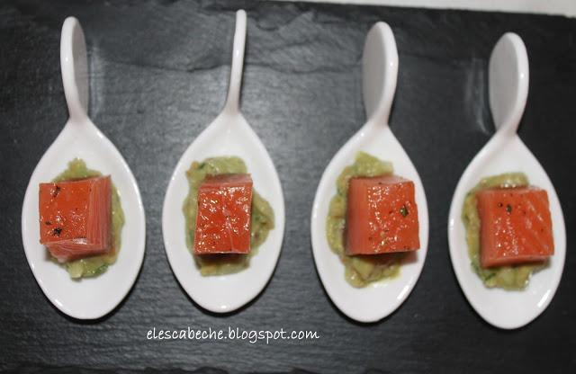 Cucharitas de salmón sobre guacamole