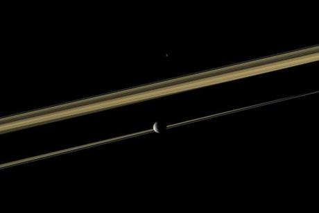 Mimas y Epimeteo capturadas en una imagen de Cassini