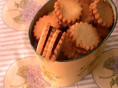 Galletas de avellanas rellenas de chocolate