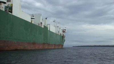 Ferry varado en aguas protegidas del Refugio Gandoca-Manzanillo
