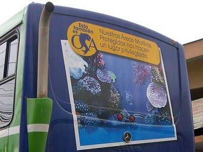 Ferry varado en aguas protegidas del Refugio Gandoca-Manzanillo