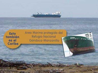 Ferry varado en aguas protegidas del Refugio Gandoca-Manzanillo