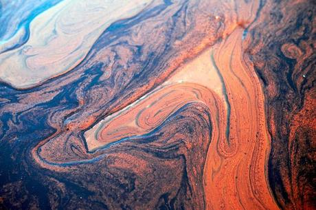 Benjamin Lowy – Petróleo sobre el agua