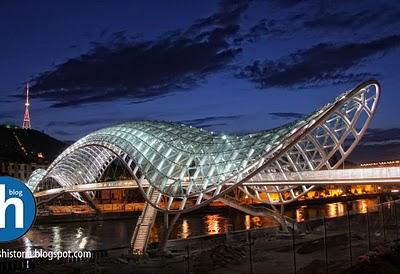 SC 132: Entre la Moda y la Audacia. El Puente y el Vestido del Puente