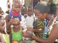 Kenia: Tradiciones interfieren con la salud materna