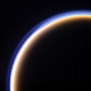 Fotografía en falso color de la neblina atmosférica de Titán