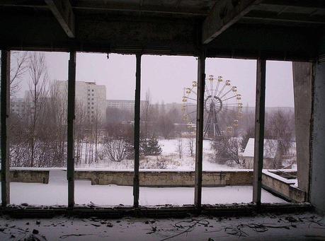 The Prypiat Ferris Wheel, as seen from the City Center Gymnasium. Fuente: Wikipedia