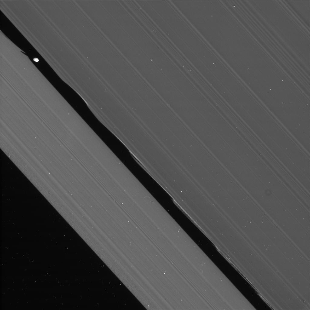 Cassini obtiene la imagen más cercana de Dafne
