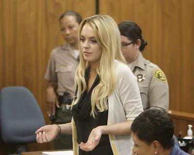 Lindsay Lohan aumenta su colección de pulseras con “unas esposas” y a la Final del Mundial, pasa, “LA ROJA”