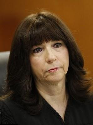 Lindsay Lohan aumenta su colección de pulseras con “unas esposas” y a la Final del Mundial, pasa, “LA ROJA”