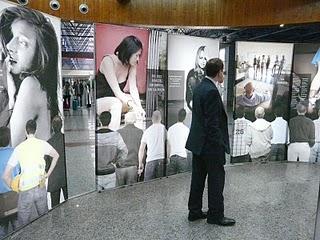 Madrid-Barajas acoge la exposición “No seas cómplice” contra la trata de mujeres con fines de explotación sexual.