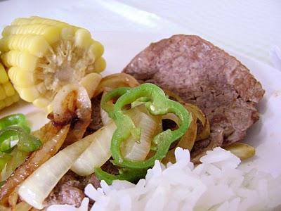 FILETE CON CEBOLLAS, PIMIENTA Y MAIZ