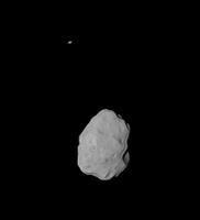 Imagen de Lutetia, con Saturno en segundo plano