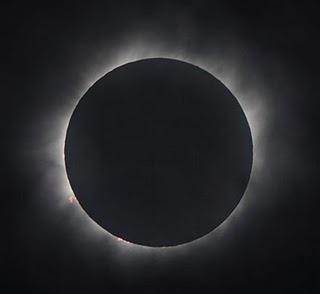 Fotografía tomada desde Mangaia durante la ocultación total del Sol