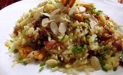 Arroz con plátanos maduros, tocineta y almendras.